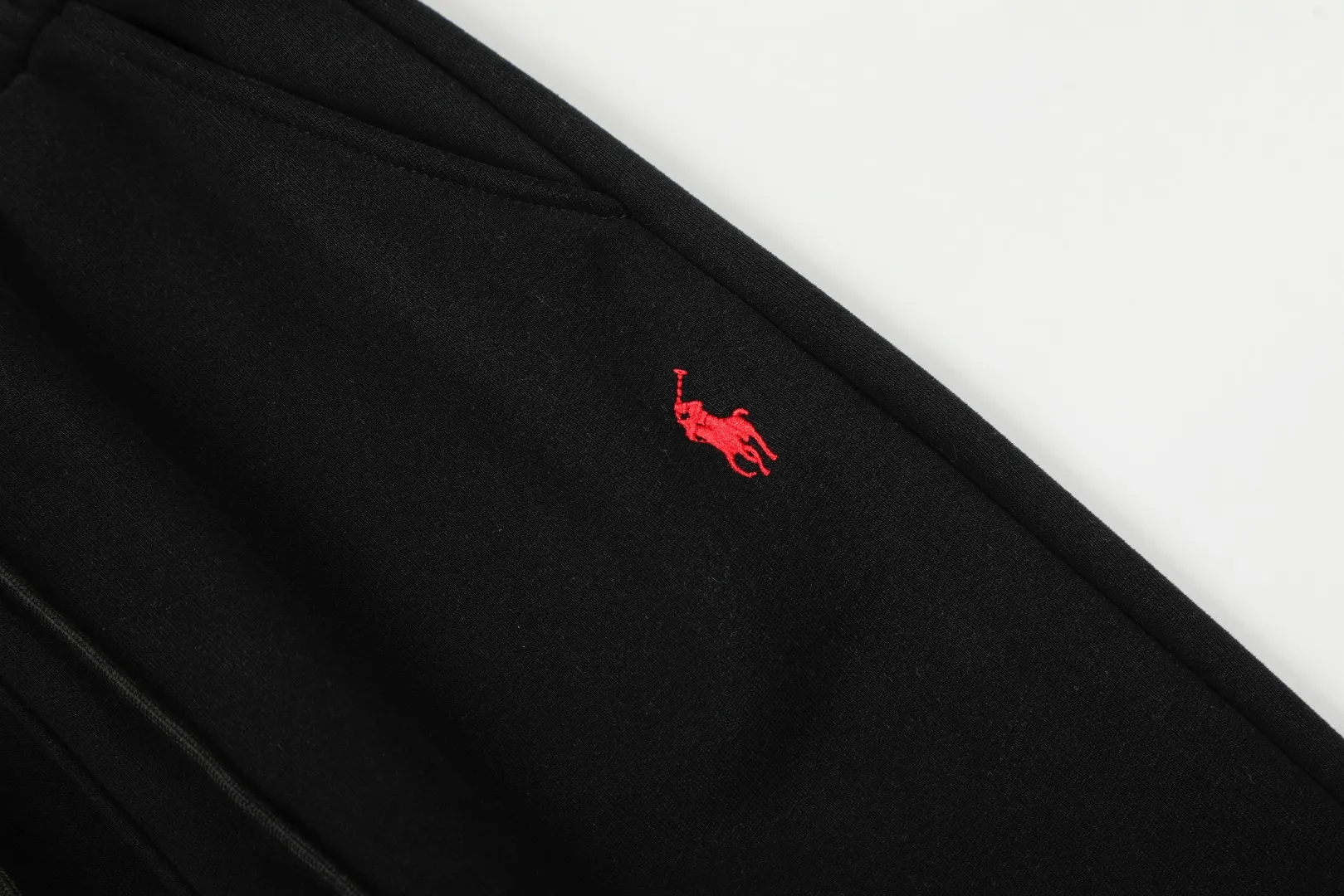 P230 Top quality" Style number: T7005# [Ralph Lauren solid color pony embroidered logo thickened velvet legged trousers] ✅Ralph Lauren Ralph Lauren classic basic versatile unisex autumn and winter velvet legged trousers ✅Pure cotton high-gram velvet thickened fabric The upper body is comfortable and warm ✅The version is restored to the original version The maximum size can be worn up to 180 pounds Loose, comfortable and stress-free ✅The upper body is simple and easy to wear ootd must-have. Good-looking clothes are never picky. A must-have in couples’ wardrobes. Size: S-XL. Color: Black, Gray, Navy Khaki.